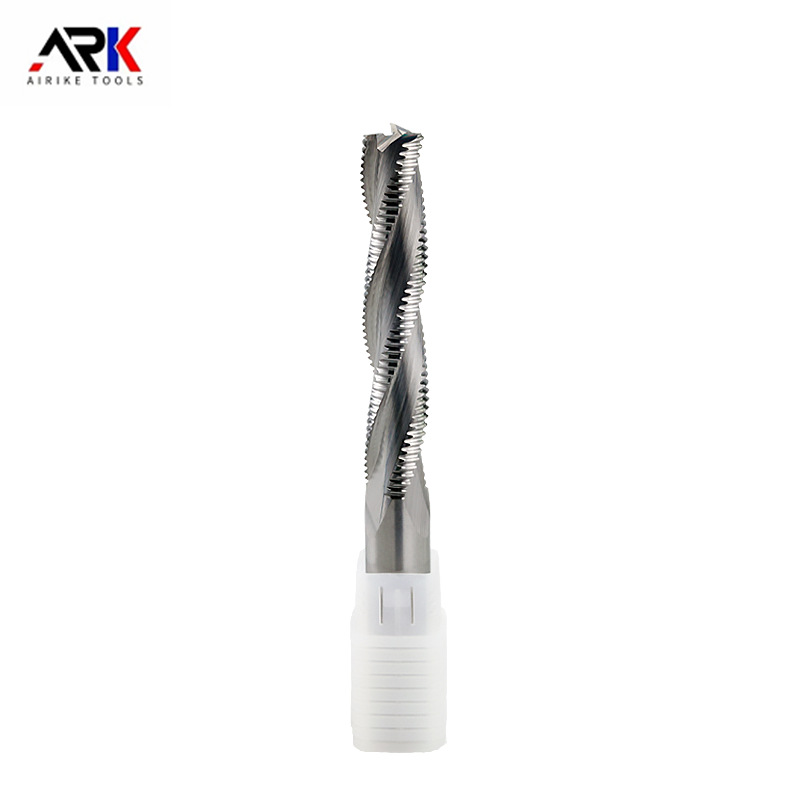 Je na orezávanie hrán lepšia drevoobrábacia fréza so špirálou alebo rovnou drážkou?